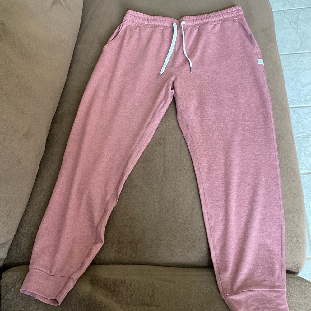 Vuori performance jogger size medium barely worn